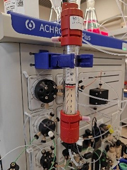 Хроматографическая колонка TiEC 16/20 подключенная к ACHROM Firin Plus